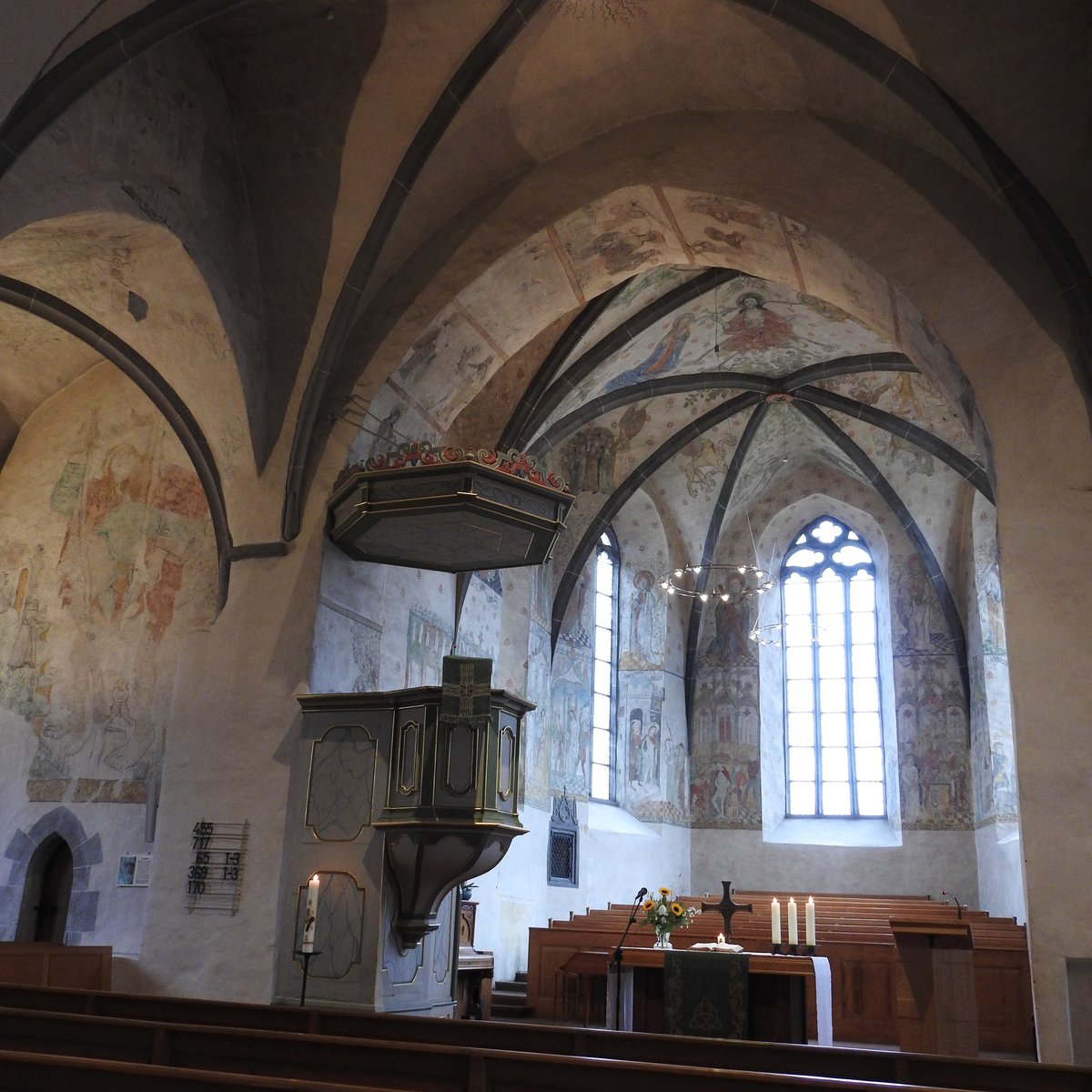 HAIGER/DILLKREIS-EV. STADTKIRCHE
Die mehr als 900 Jahre alte ev. Stadtkirche,auf einer Anhhe am Marktplatz im Zentrum gelegen,ist ein
Wahrzeichen der Stadt und war lange Zeit Hauptkirche fr Westerwald und Dillkreis.
Der Innenraum birgt neben einer Barockorgel des Hadamarer Orgelbauers FLORENZ WANG einen der
bedeutendsten Kulturschtze der Region: Der Altarraum bot zwischen 1485-90 flmischen Malern
gengend Platz,um ihn mit 3 Fresken-Zyklen zu schmcken,die allerdings nach Einfhrung des
reformatorischen Bekenntnisses bertncht worden waren....am 22.10.2017