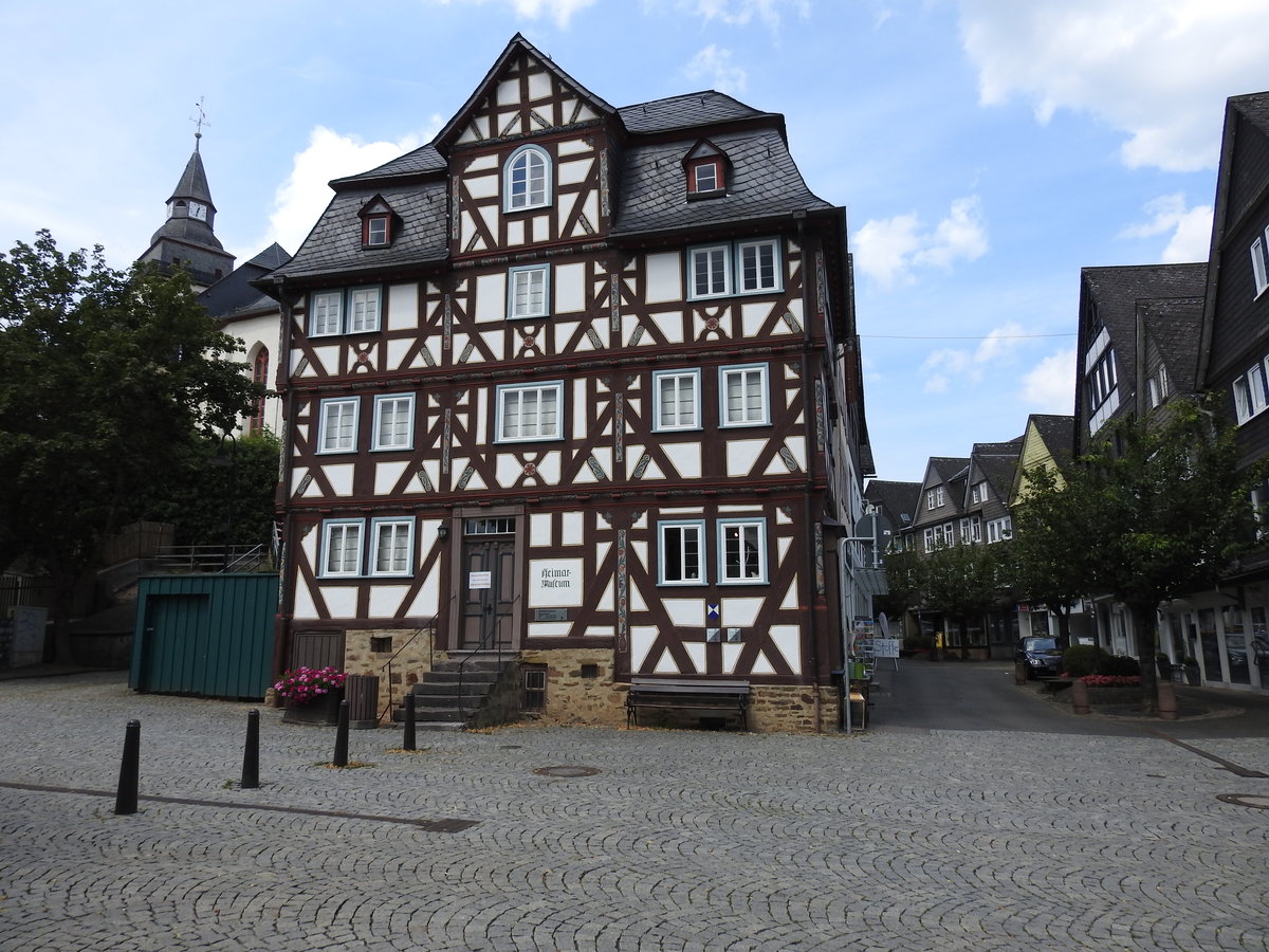 HAIGER/HESSEN-AM MARKTPLATZ
Das bildschne Fachwerkhaus am Marktplatz beherbergt das Heimatmuseum von HAIGER,die evangelische
Stadtkirche,als Wehrkirche erbaut,war einst die  Mutterkirche  fr Dillkreis und Oberwesterwald...
am 14.7.2020