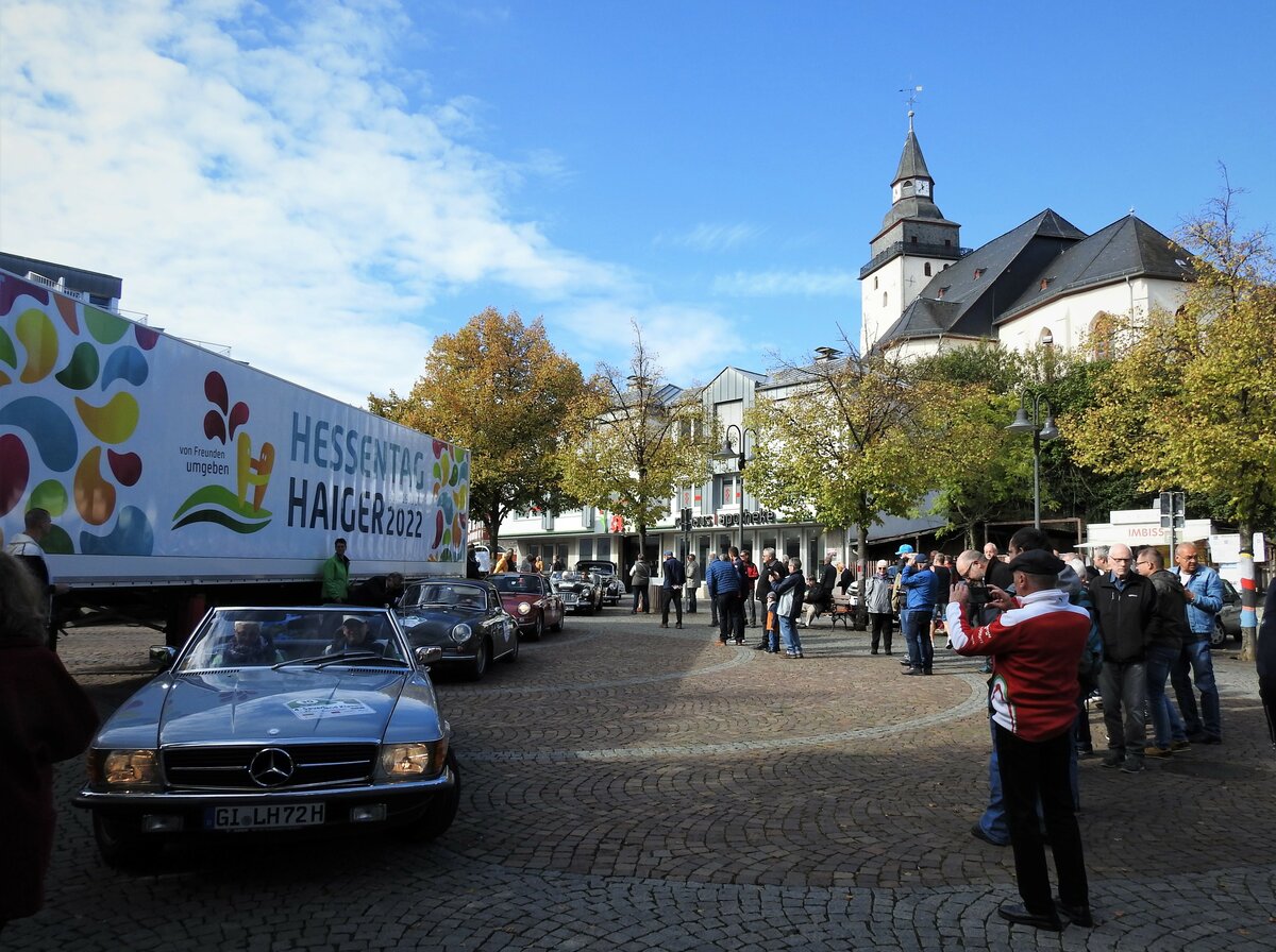 HAIGER/HESSEN-MARKTPLATZ MIT OLDTIMER-EINFAHRT
Gibts etwas Schneres,als in einem schnen (hessischen)Stdtchen bei Traumwetter auf dem Marktplatz die Einfahrt von bildschnen Oldtimern von Teilnehmern
der  Hessen-Klassik  zu verfolgen....am 1.10.21....