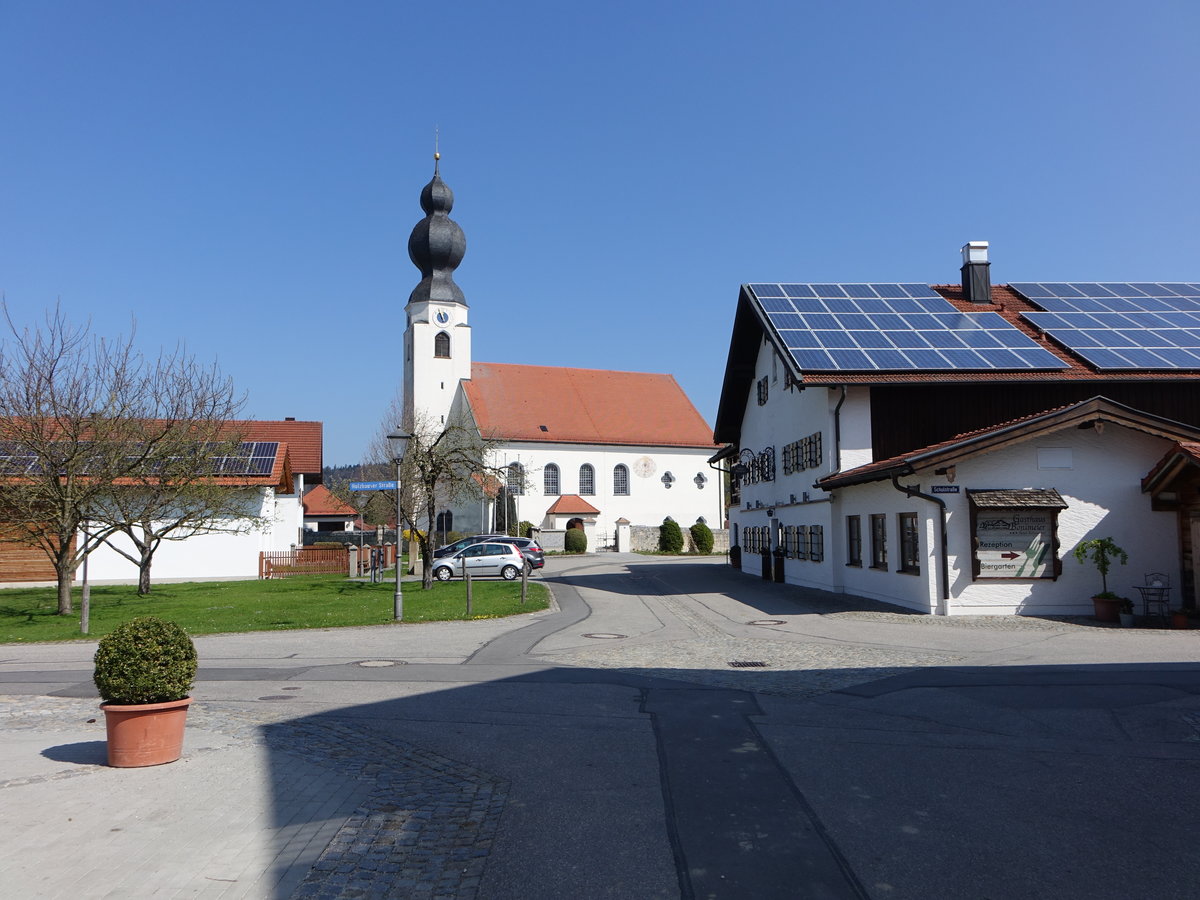 Haiming, Pfarrkirche St. Stephan, sptgotisch erbaut bis 1485 von Hans Pranthueber, Turmobergeschoss 1727 (09.04.2017)