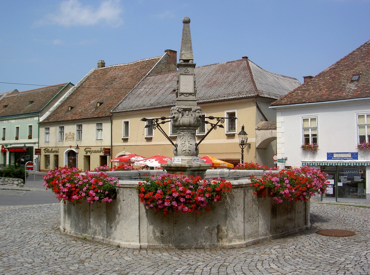 Hainburg a. d. Donau, Haydnbrunnen am Hauptplatz (27.07.2014)