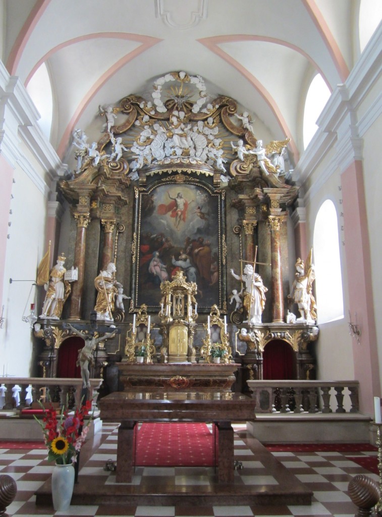 Hainburg, Hochaltar der St. Philippus und Jakobus Kirche, erbaut 1713 durch Maler Hans Michael Beckhl und Bildhauer Matthias Roth (27.07.2014)