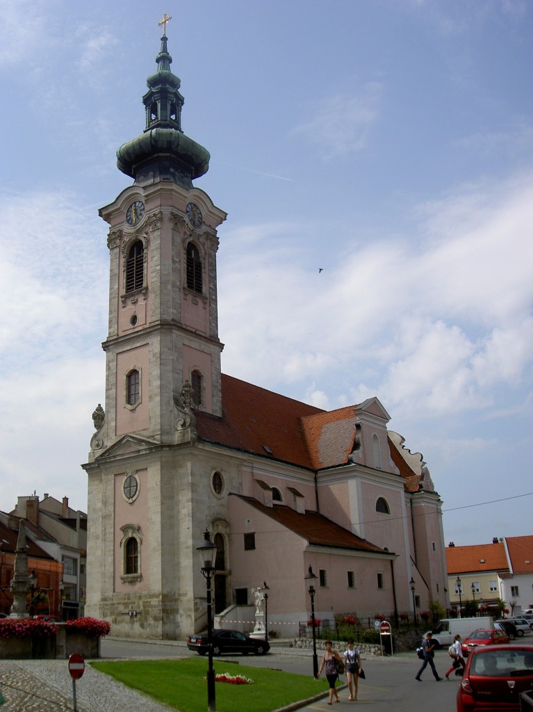 Hainburg, Pfarrkirche St. Philippus und Jakobus, erbaut ab 1236, Chor um 1400, barocker Neubau von 1685 bis 1706, Kirchturm von 1756 (27.07.2014)