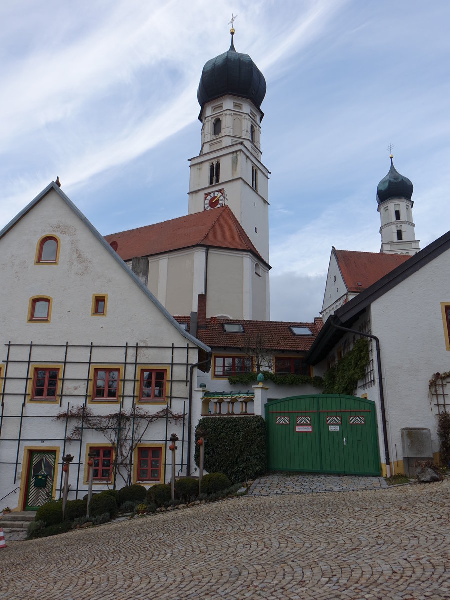 Haindling, Pfarrkirche Maria Himmelfahrt und Filialkirche Hl. Kreuz, Pfarrkirche erbaut von 1719 bis 1721, Filialkirche von 1621 (13.11.2016)