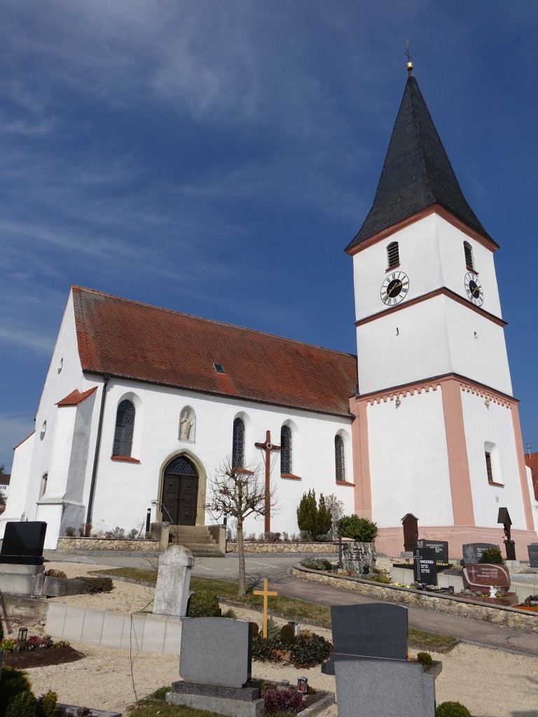 Hainsfarth, Kath. St. Andreas Kirche, Saalbau mit Rechteckchor, Strebepfeilern an den Gebudeecken, Chor und Langhaus erbaut 1653 (18.03.2015)