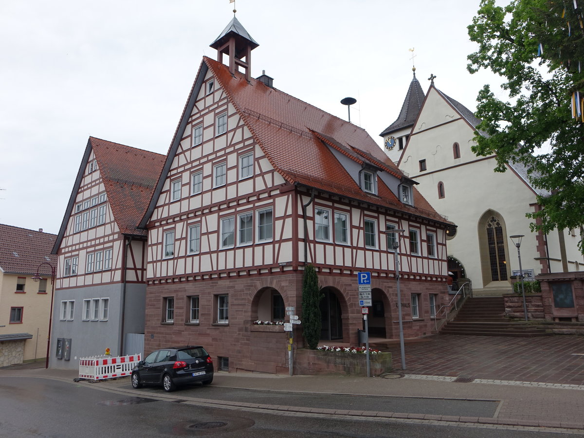 Haiterbach, Fachwerk Rathaus und Ev. St. Laurentius Kirche (10.05.2018)
