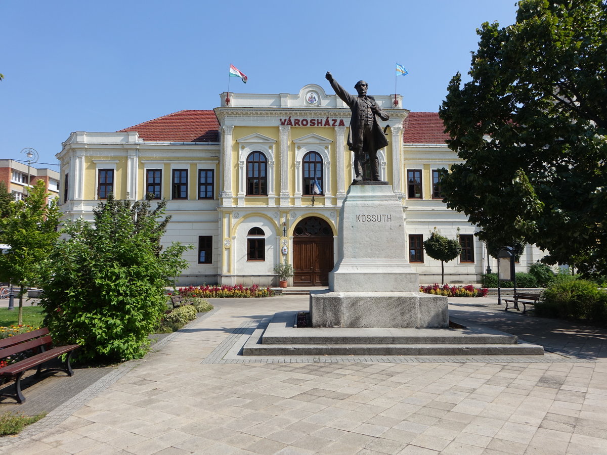 Hajdudorog, Rathaus und Kossuth Denkmal in der Tokaji Utca (05.09.2018)
