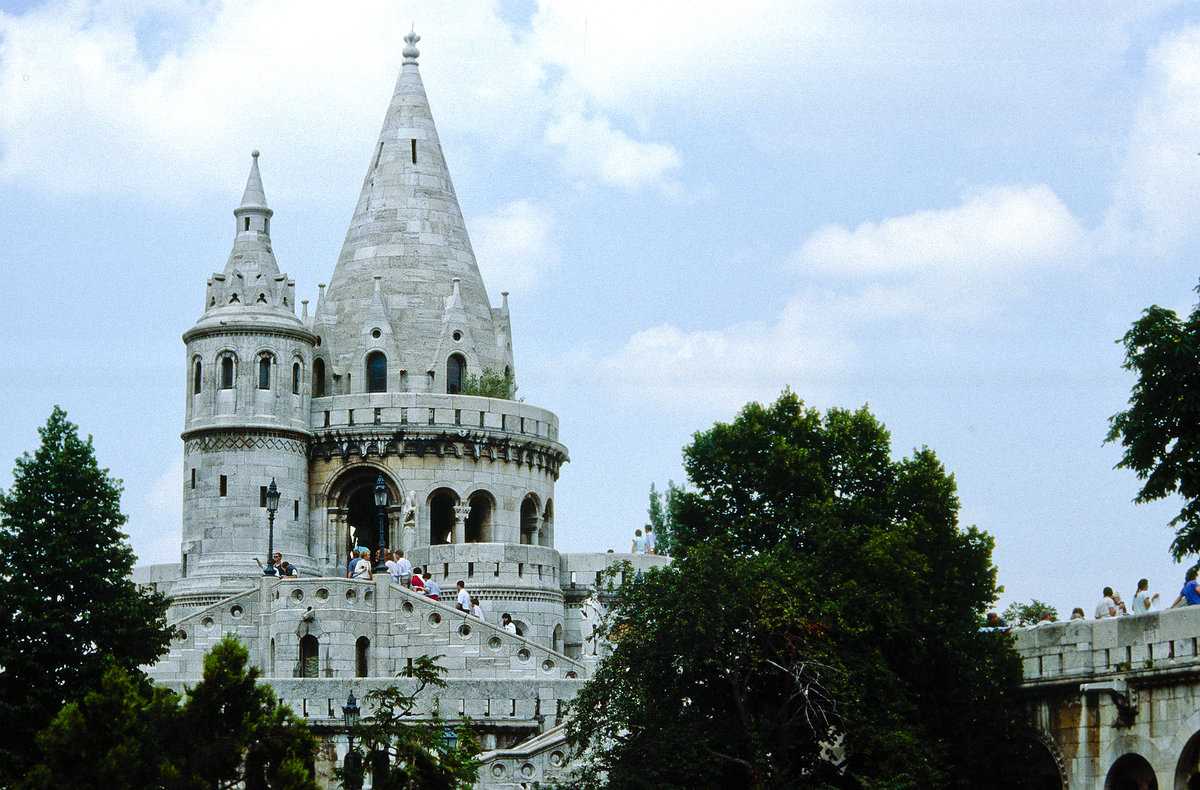 Halszbstya an der Matthiaskirrche in Budapest. Bild vom Dia. Aufnahme: Juli 1990.