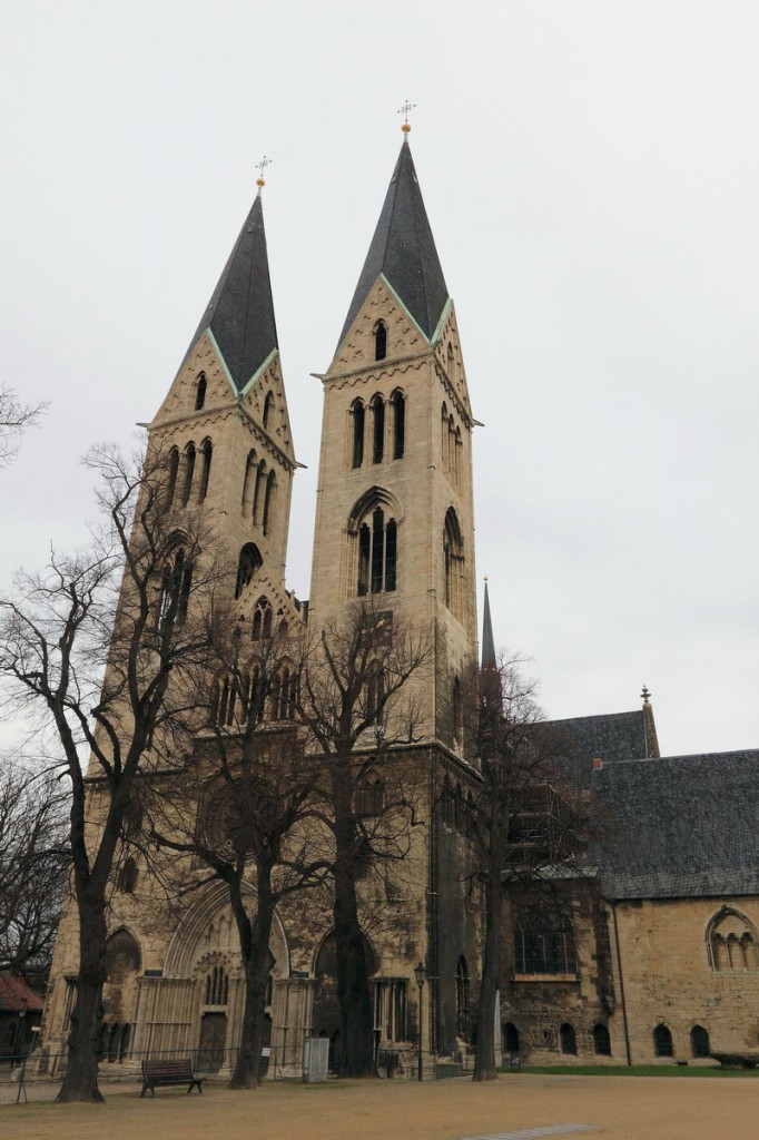 Halberstadt – Dom St. Stephanus am 29. Januar 2016 gesehen vom Domplatz. 

