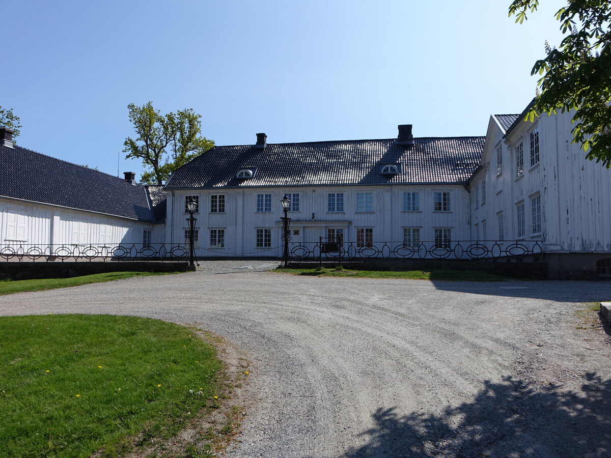 Halden, Rd Herregard, erbaut im 18. Jahrhundert, im Hauptgebude befindet sich eine Sammlung von historischen Waffen und Jagdtrophen (20.05.2023)