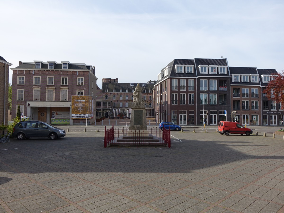 Halderberge-Oudenbosch, Markt mit Zouave Denkmal (01.05.2015)