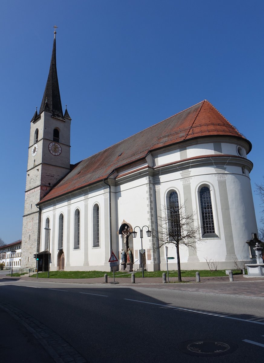 Halfing, kath. Pfarr- und Wallfahrtskirche Mari Himmelfahrt, Saalbau mit wenig eingezogenem, halbrund schlieendem Chor und Sdwestturm mit Spitzhelm, Turm und Langhausmauern 15. Jahrhundert, barocker Ausbau ab 1727 von Thomas Mayr (02.04.2017)