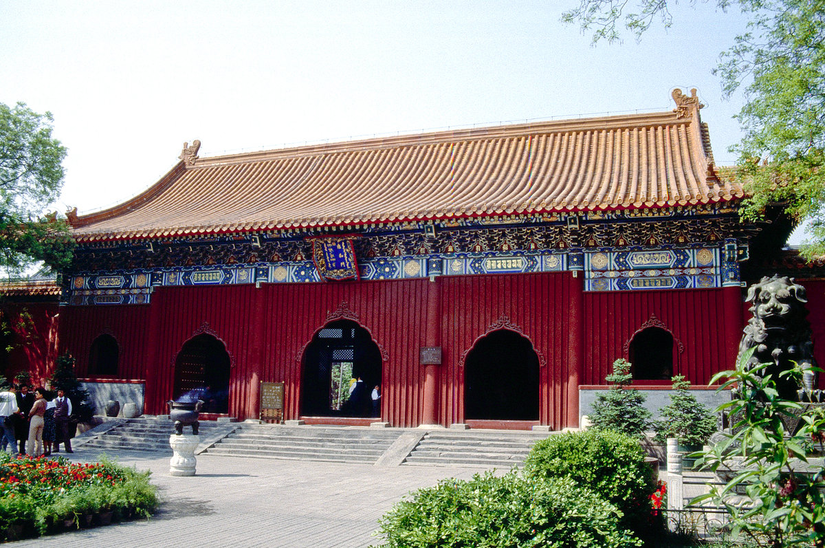 Halle des Yonghe Temels in peking. Bild vom Dia. Aufnahme: Mai 1989.