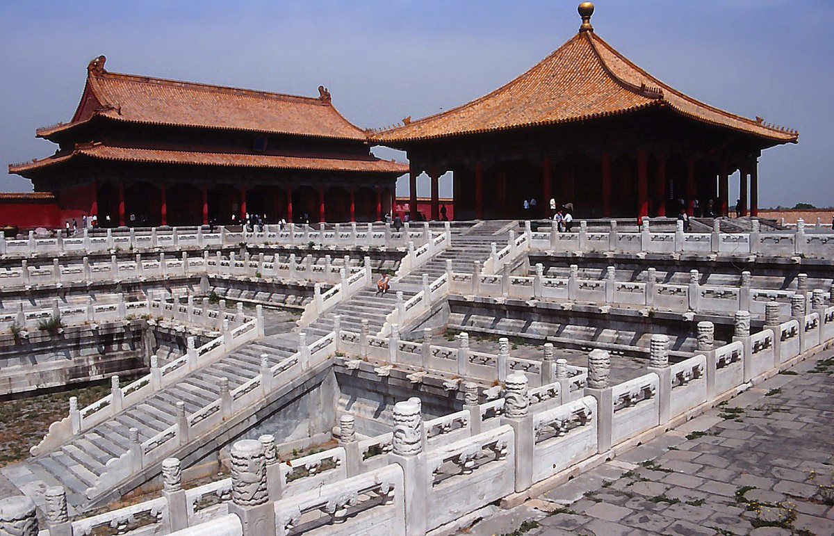 Halle der mittleren Harmonie und Halle der Wahrung der Harmonie in der Verbotenen Stadt von Peking. Aufnahme: Mai 1989 (Bild vom Dia).