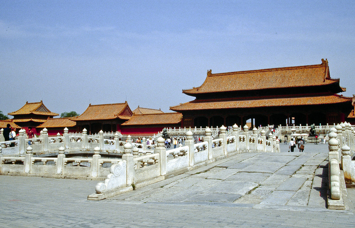 Halle der Wahrung der Harmonie in der VerbotenenStadt von Peking. Bild vom Dia. Aufnahme: Mai 1989.