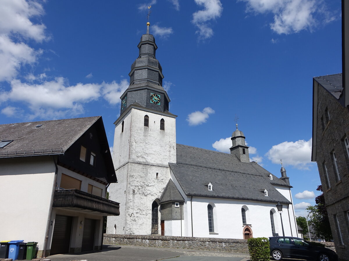 Hallenberg, katholische St. Heribert Kirche, erbaut im 13. Jahrhundert (06.08.2022)
