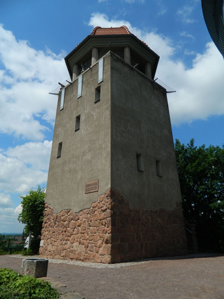 Halle/Saale: der 40 Meter hohe  Reilsturm  wurde 1913 auf der 136,71 m NN hohen Spitze des Reilsberges im Bergzoo errichtet. Eine Gedenktafel erinnert an den Stifter:  Eduard Keerl - Dem Mitbegrnder unseres Zoologischen Gartens - 23.05.1941  (30.05.2014)