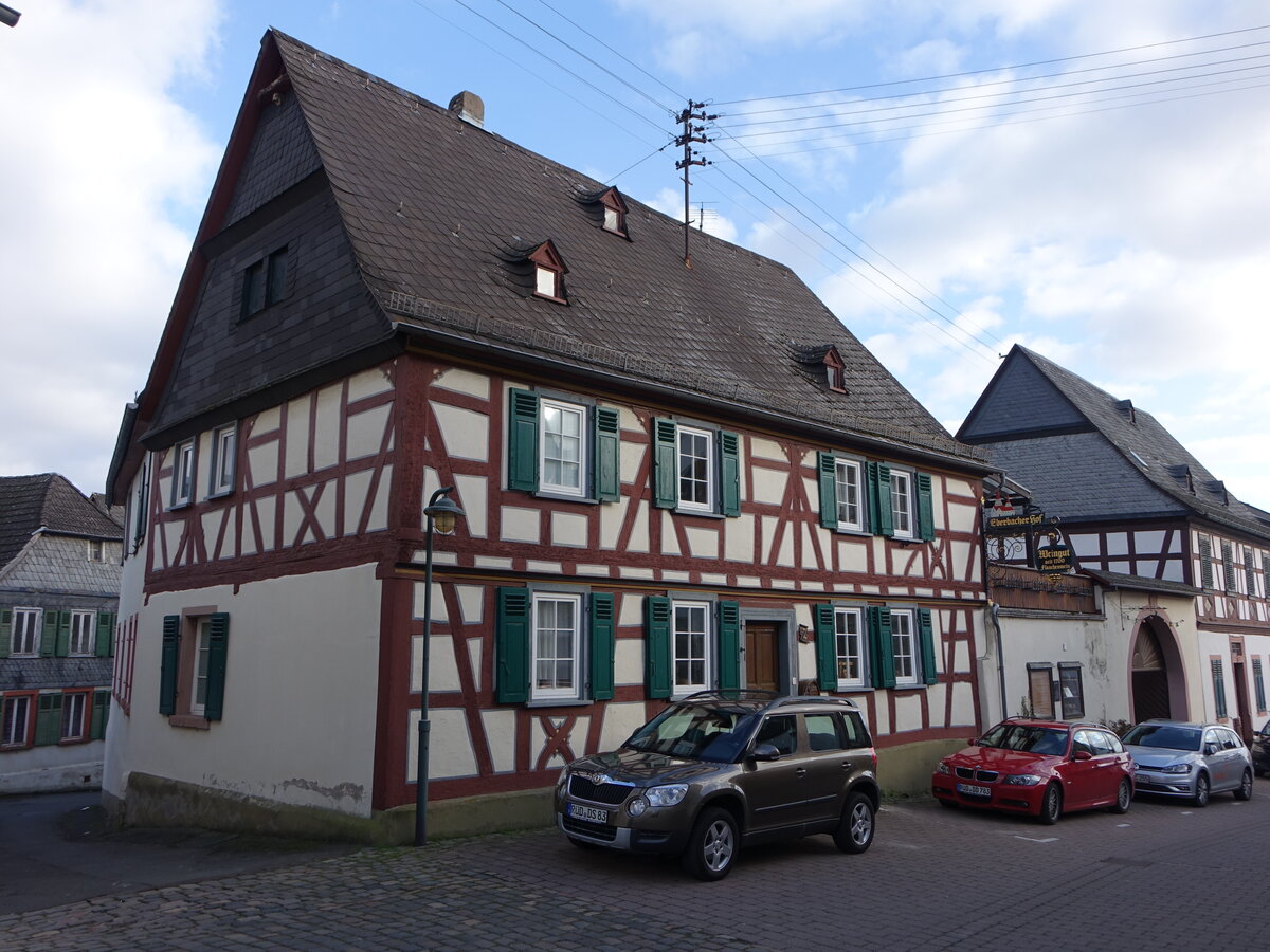 Hallgarten, Eberbacher Hof am Hallgartener Platz, erbaut 1720 (30.01.2022)