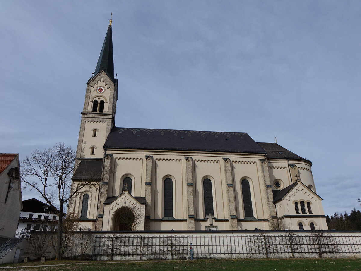 Halsbach, Pfarrkirche St. Martin am Dorfplatz, neuromanische Saalkirche, erbaut von 1885 bis 1887 (14.02.2016)