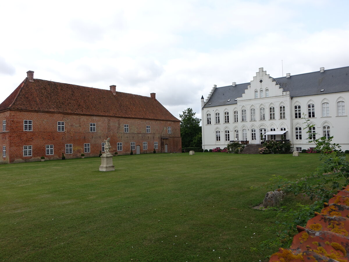 Halsted Kloster, ehem. Benediktinerkloster, Hauptgebude erbaut von 1847 bis 1849 (18.07.2021)