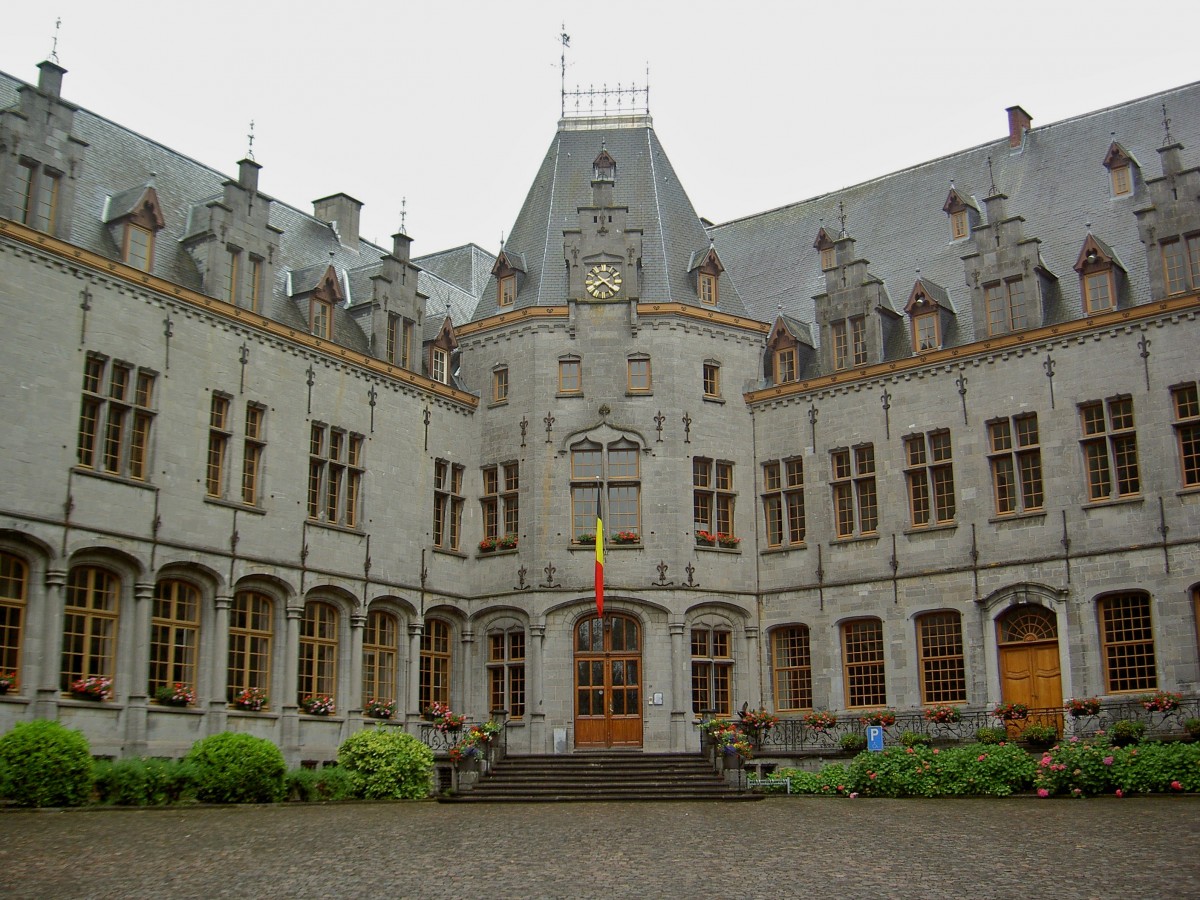 Ham-sur-Heure-Nalinnes, Schloss der Adelsfamilie Merode, erbaut ab 1489, heute Rathaus der Stadt (29.06.2014)