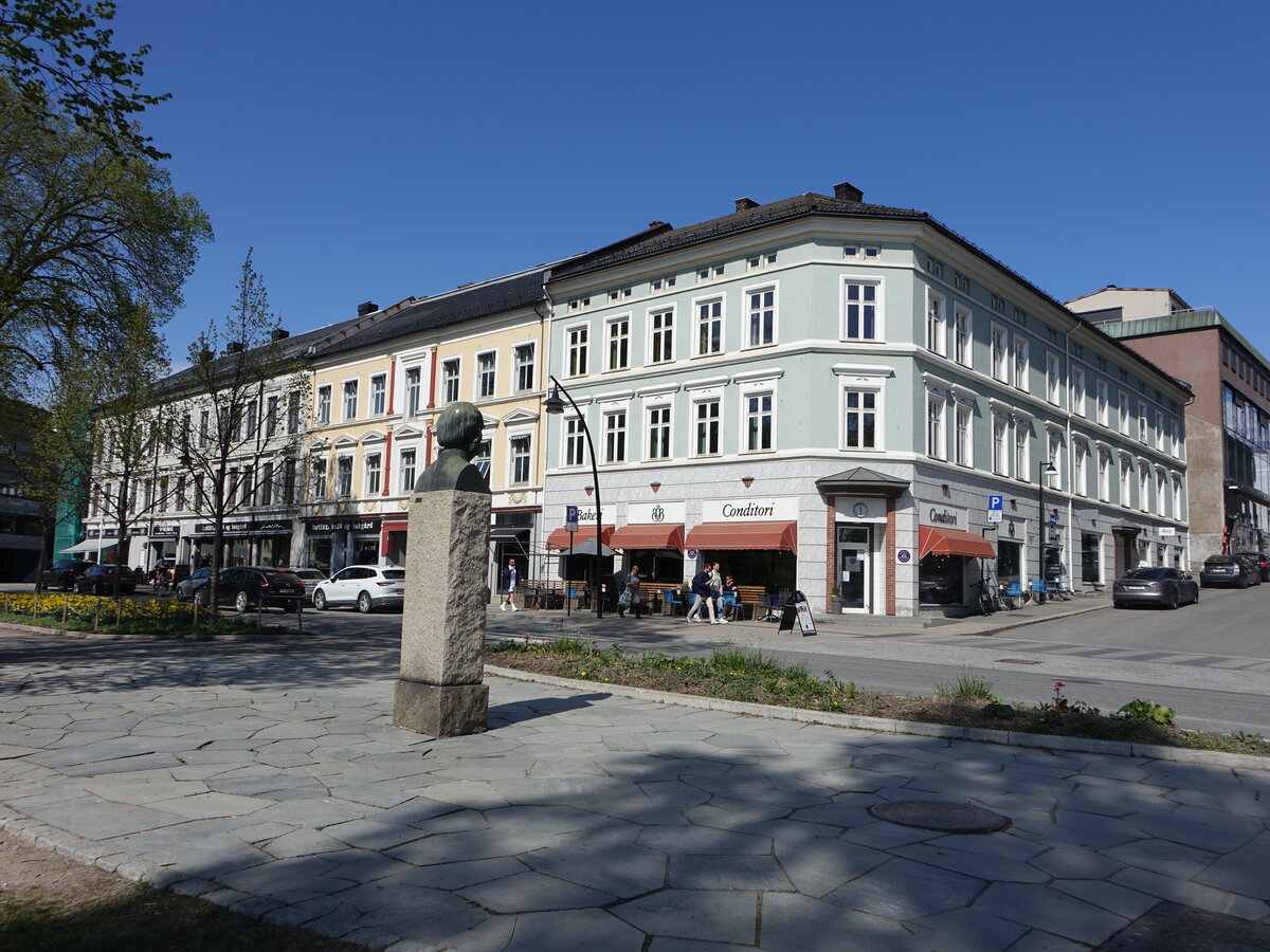 Hamar, Denkmal und Gebude in der Strandgata Strae (22.05.2023)