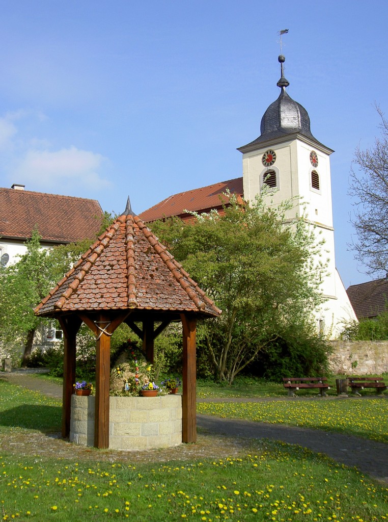 Hambhl, Osterbrunnen und St. Matthus Kirche, Chorturmkirche erbaut von 1758 bis 1759, Kirchhof mit Mauer von 1765 (13.04.2014)