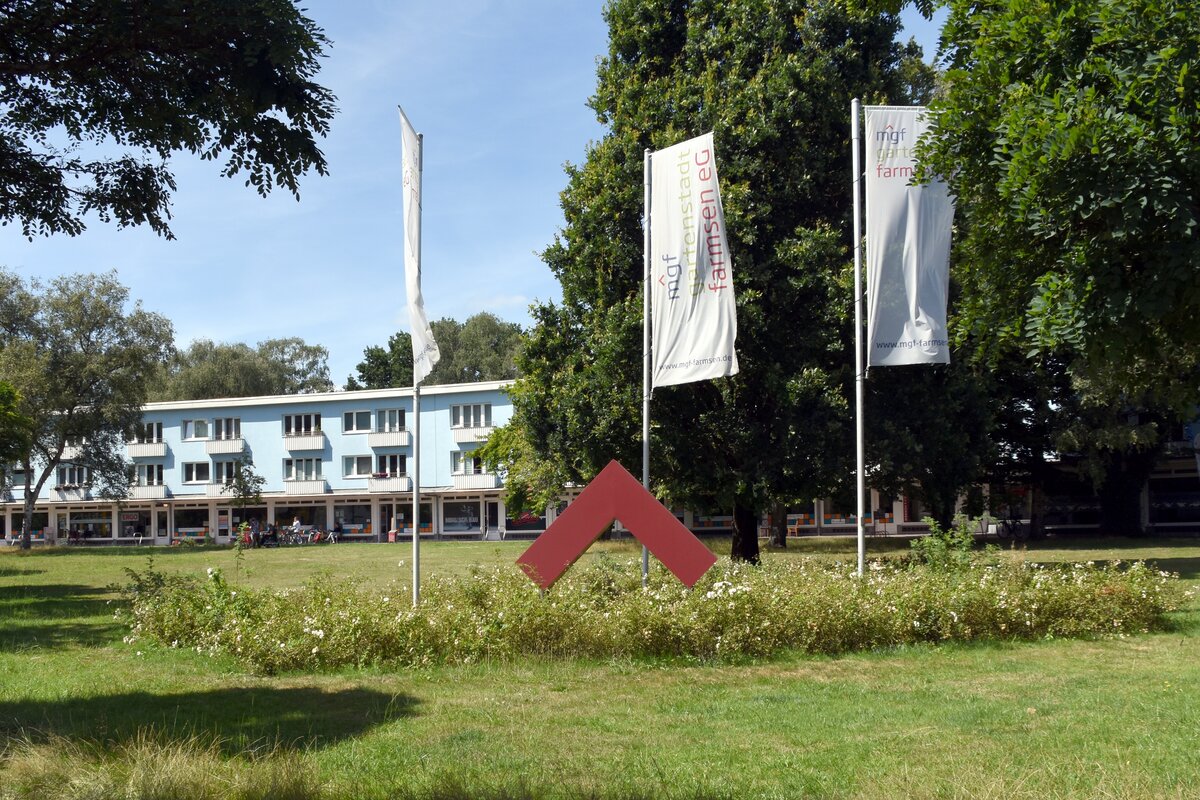 HAMBURG, 01.08.2022, typisches Wohn- und Geschfthaus in der Mitte der 1950er Jahre von der Neuen Heimat errichteten Gartenstadt Farmsen im Stadtteil Farmsen-Berne; seit 1992 gehren die Huser der Stadt Hamburg und sind langfristig an die Wohnungsbaugenossenschaft Gartenstadt-Farmsen verpachtet