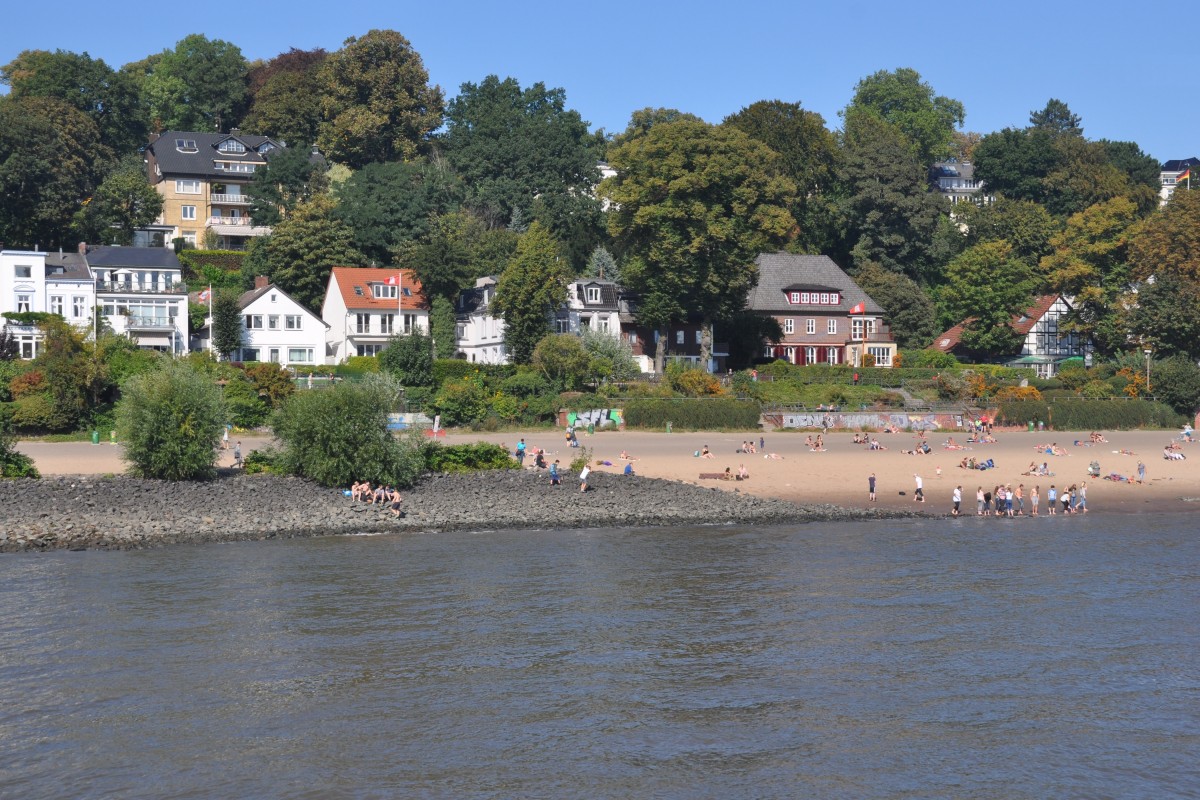 HAMBURG, 04.09.2014, am Elbestrand bei Neumhlen-velgnne