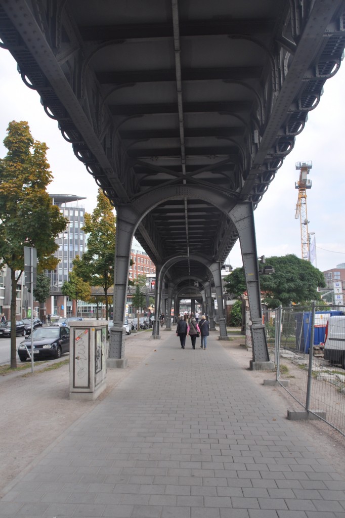 HAMBURG, 07.10.2013, unter dem U-Bahn-Viadukt am Vorsetzen
