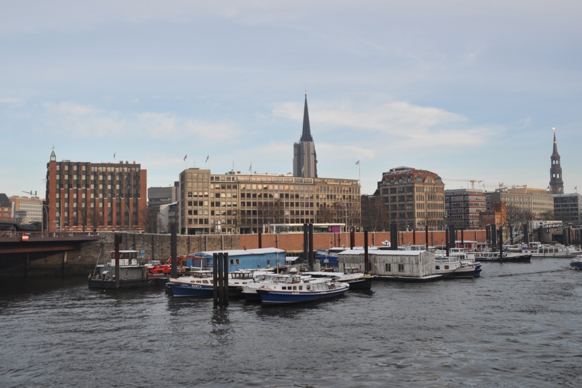 HAMBURG, 07.12.2012, Blick von der Kehrwiederinsel auf die Altstadt mit den Trmen der Nikolai- und der Katharinenkirche