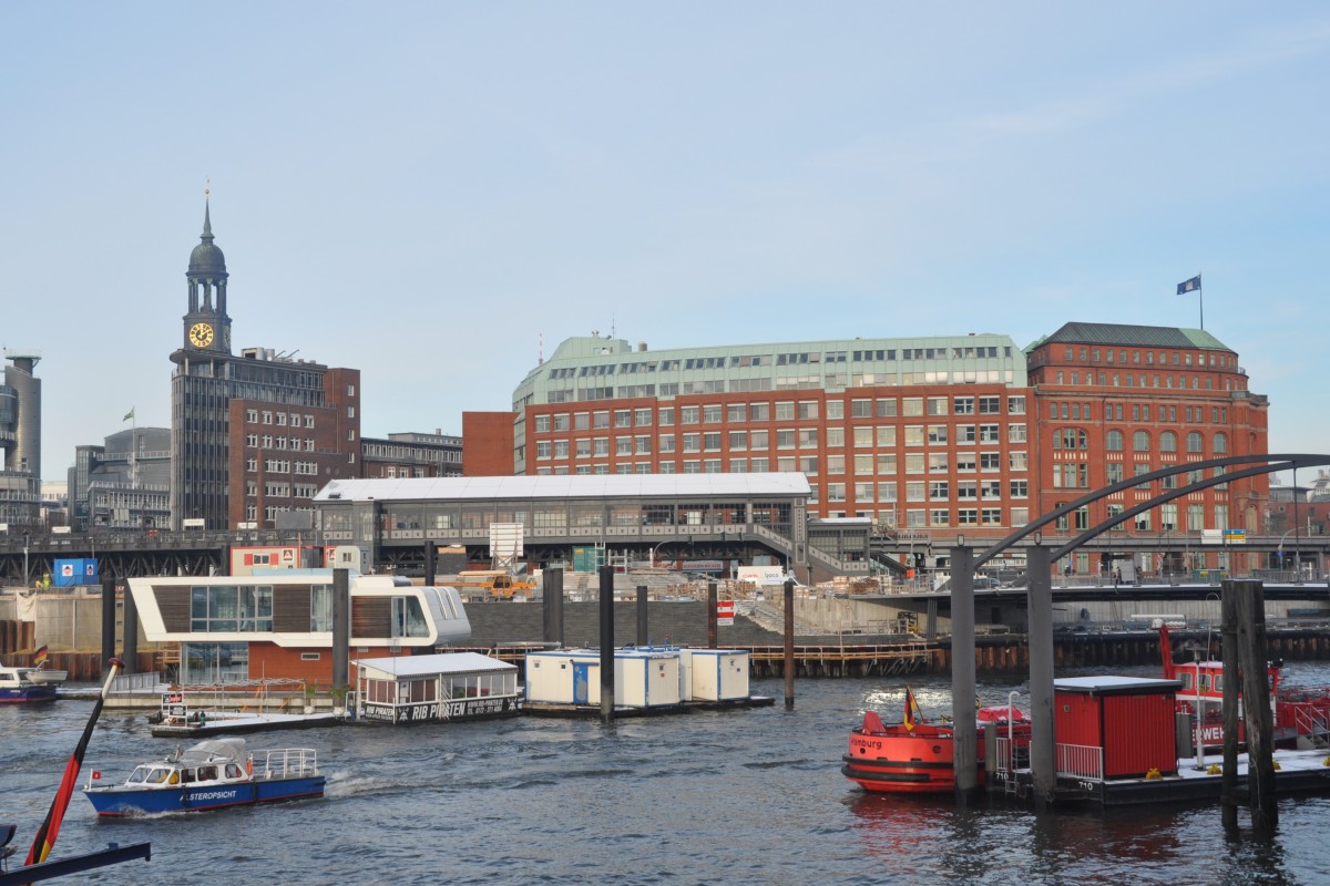 HAMBURG, 07.12.2012, Blick vom Sandtorhft auf den Michel, die U-Bahn-Station Baumwall und das Oberhafenamt