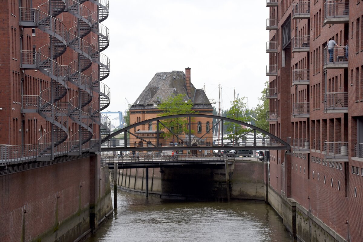 HAMBURG, 24.05.2023, Blick von der Brcke Kehrwiedersteg auf das Hafenpolizeigebude an der Kehrwiederspitze