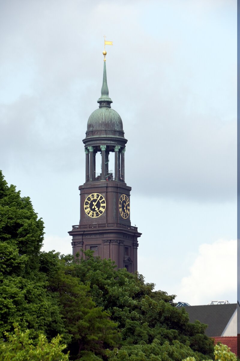 HAMBURG, 24.05.2023, Blick vom Stintfang auf die den Turm der St. Michaeliskirche (Michel)