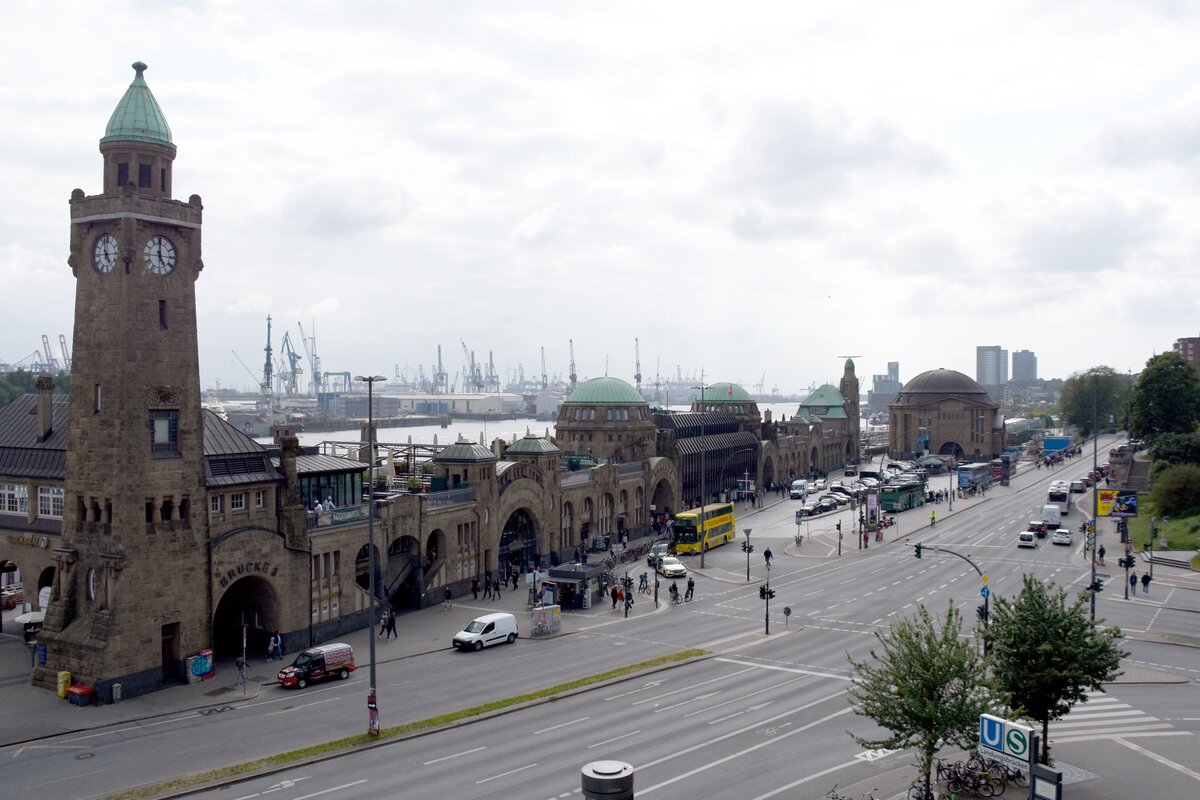 HAMBURG, 24.05.2023, Blick vom Stintfang auf das Landungsbrckengebude mit dem Turm an Brcke 3