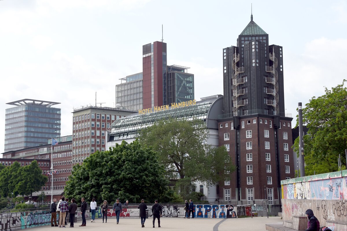 HAMBURG, 24.05.2023, Blick vom Stintfang auf die Gebude an der Seewartenstrae