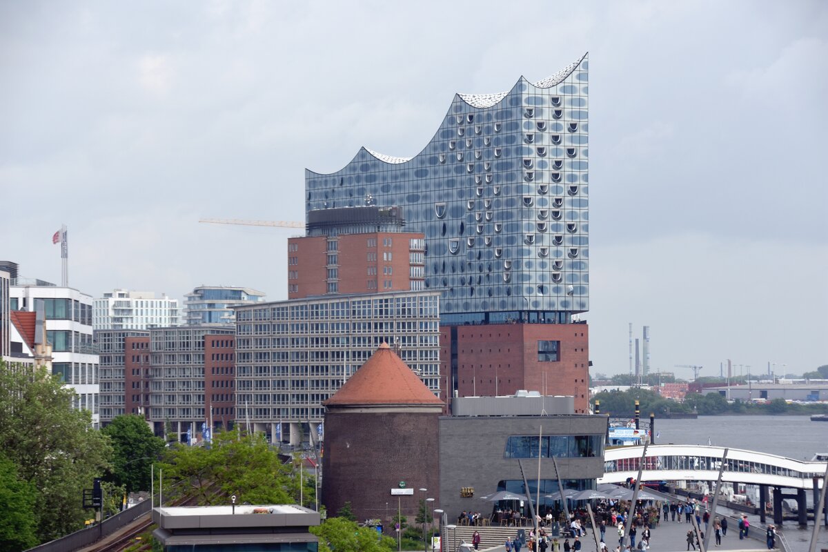 HAMBURG, 24.05.2023, Blick vom Stintfang auf die Elbphilharmonie