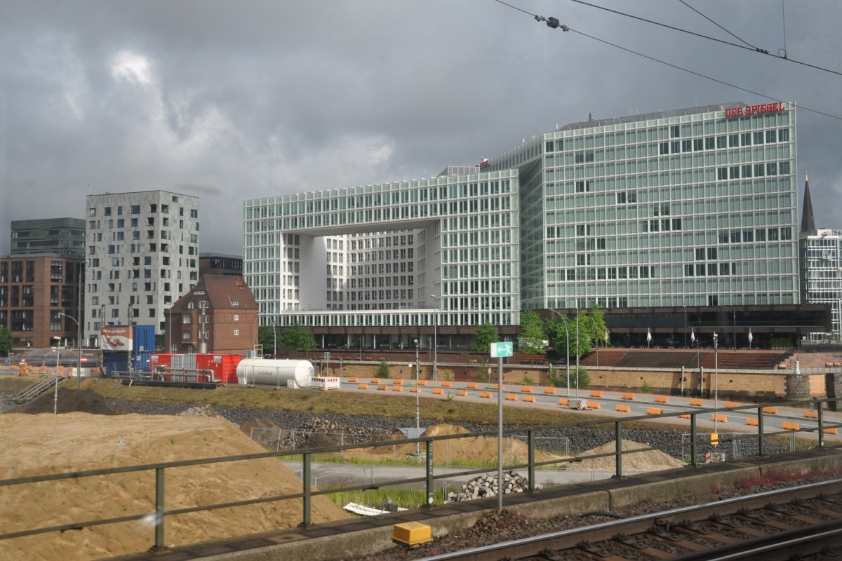 HAMBURG, 24.06.2014, Blick aus dem Zug auf das SPIEGEL-Pressehaus