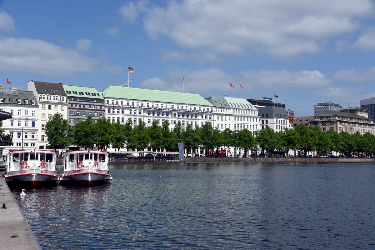 HAMBURG, 25.05.2023, Blick auf Alster und Gebude am Neuen Jungfernstieg