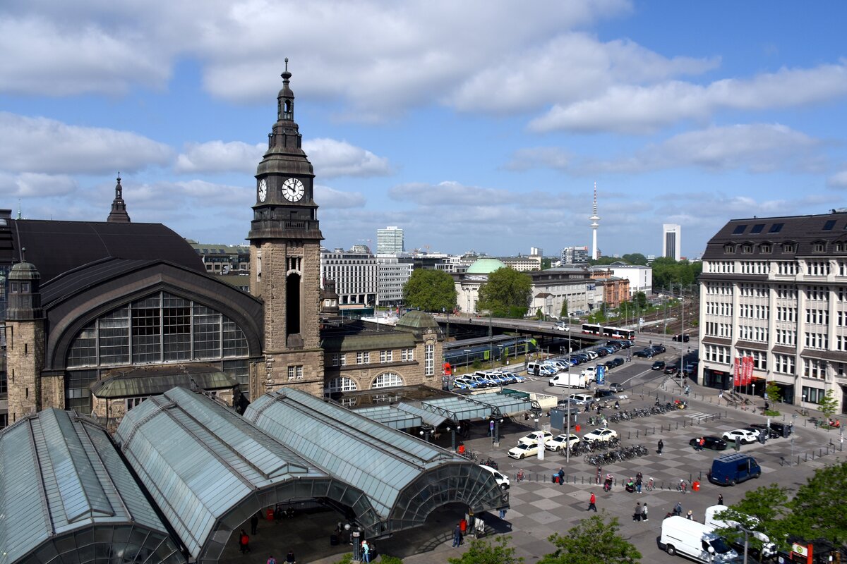 HAMBURG, 25.05.2023, Blick aus dem Hotelzimmer auf Hauptbahnhof und Heidi-Kabel-Platz