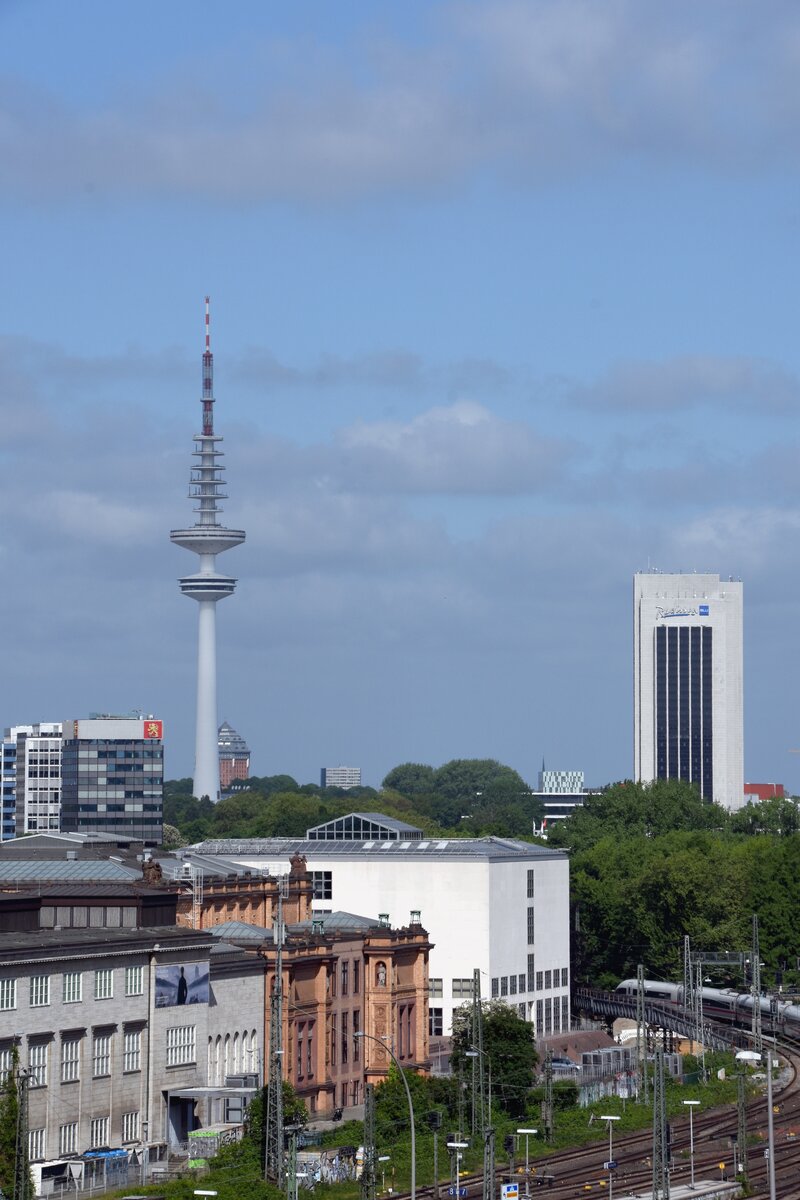 HAMBURG, 25.05.2023, Blick aus dem Hotelzimmer auf Fernmeldeturm und Messehotel beim Dammtor-Bahnhof