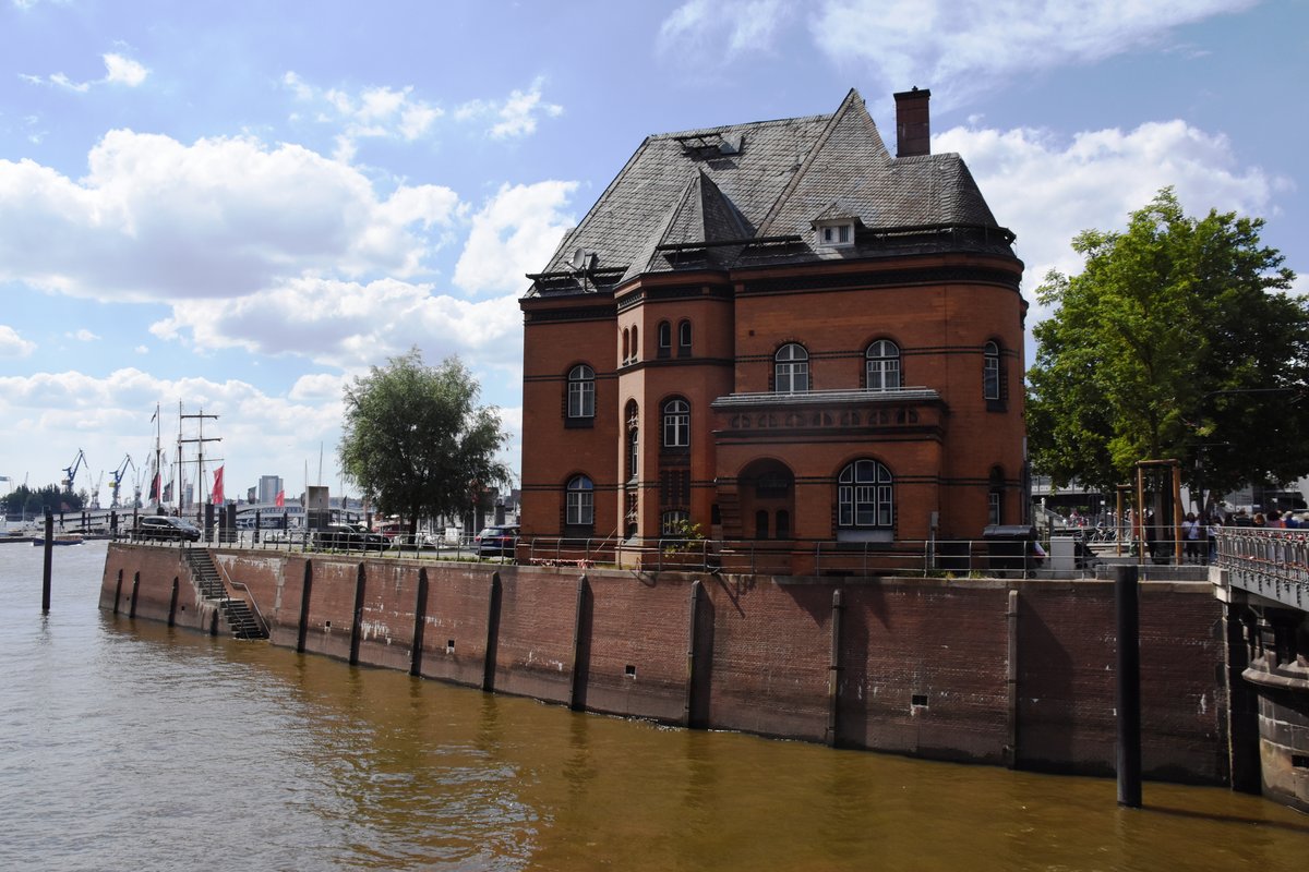 HAMBURG, 29.06.2018, Blick auf die Hafenpolizeiwache an der Kehrwiederspitze