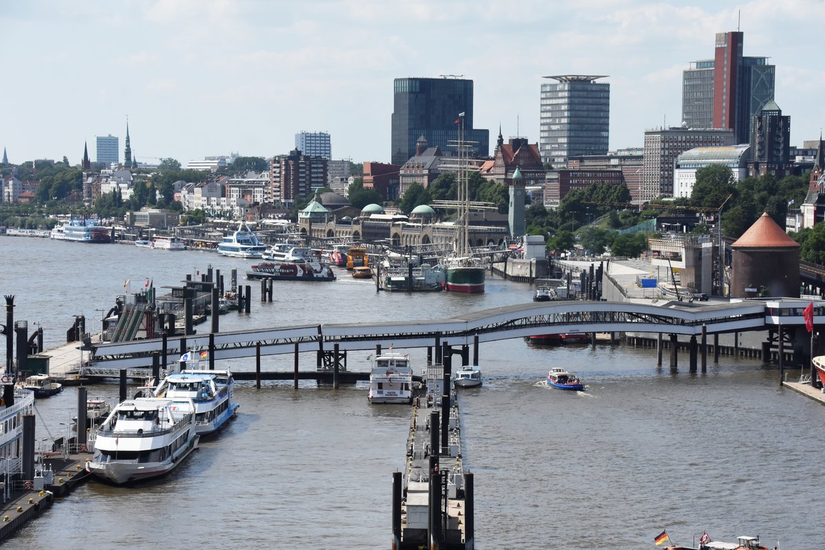 HAMBURG, 29.06.2018, Blick von der Elbphilharmonie in Richtung Landungsbrcken