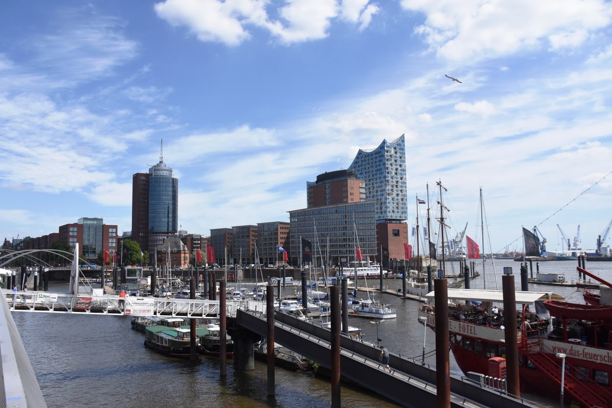 HAMBURG, 29.06.2018, Blick vom U-Bahnhof Baumwall auf die Elbphilharmonie