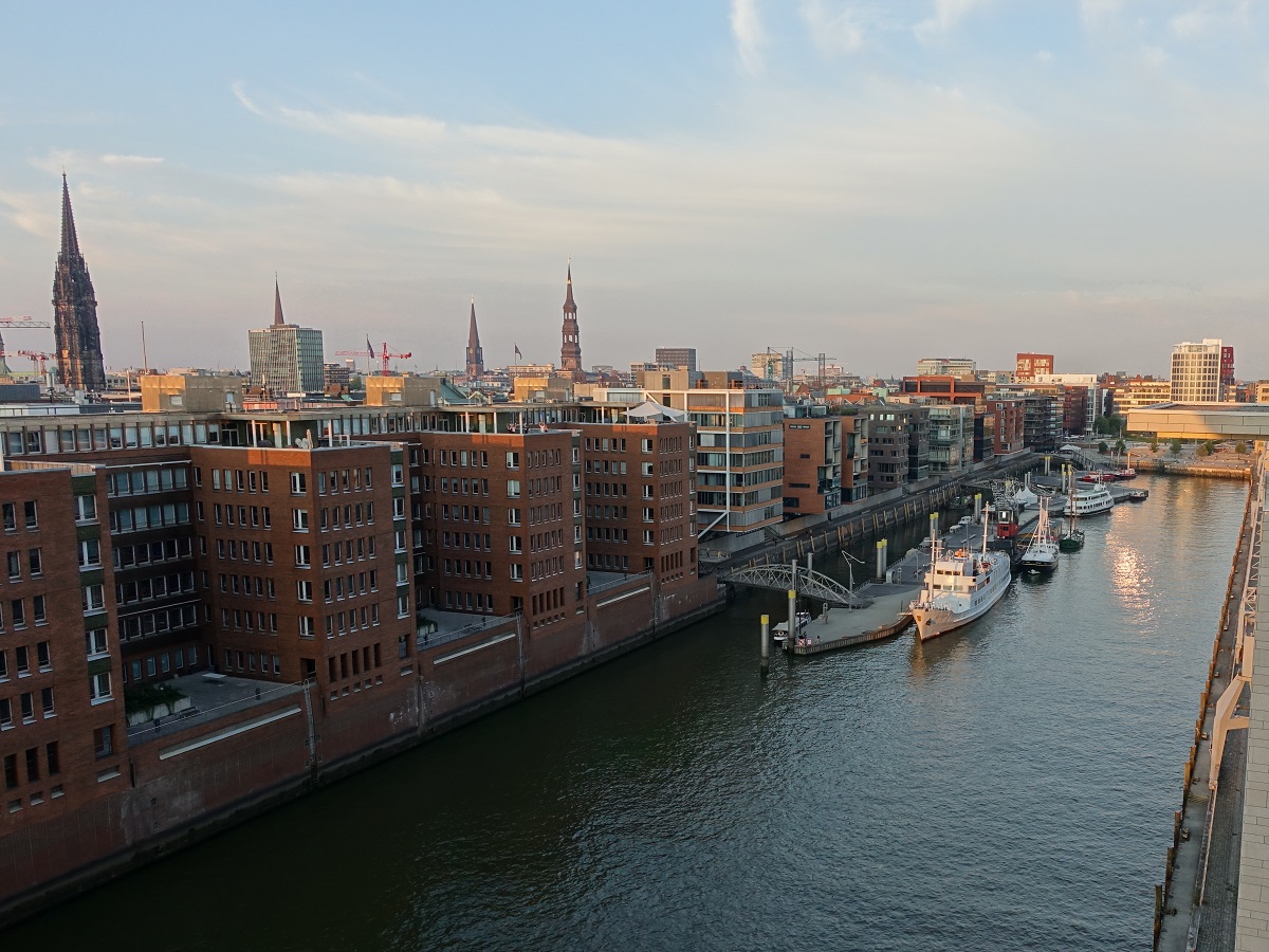 Hamburg im Abendlicht am 15.9.2020: Blick von der Plaza der Elbphilharmonie auf die Wasserfront der Huser  am Sandttorkai /