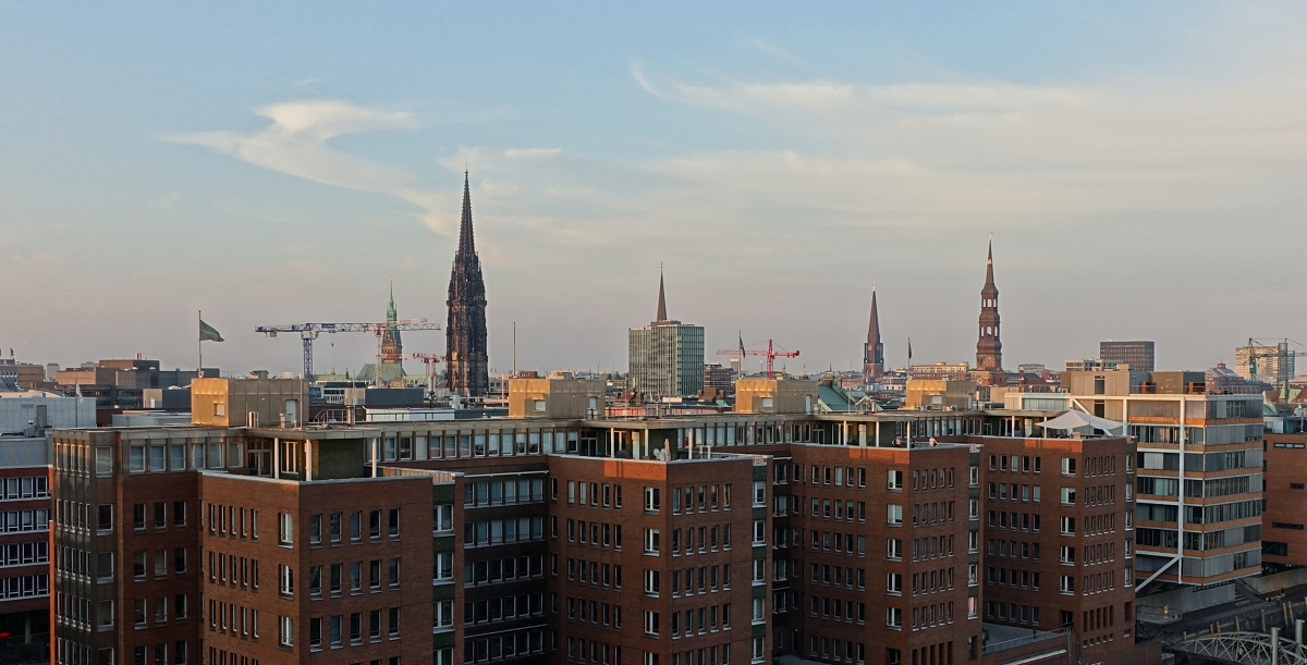 Hamburg im Abendlicht am 15.9.2020: Blick von der Plaza der Elbphilharmonie ber die Dcher der Hafencity auf einige der Hamburger Trme /