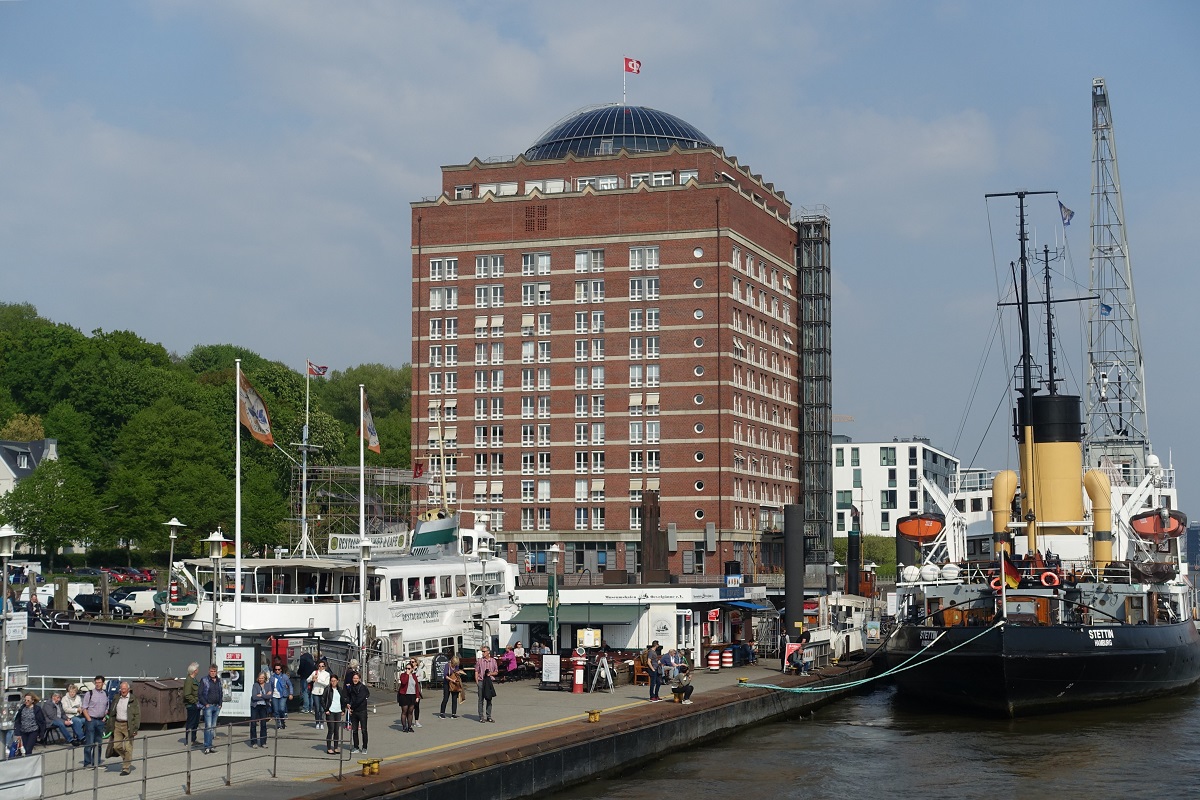 Hamburg-Altona am 30.4.2019: Fähranleger Museumshafen Neumühlen mit dem Gebäude der Augustinum Seniorenresidenz Hamburg, an dieser Stelle stand ursprünglich das „Union Kühlhaus“, beim Umbau brannte es aus und wurde im gleichen Stil wieder aufgebaut /