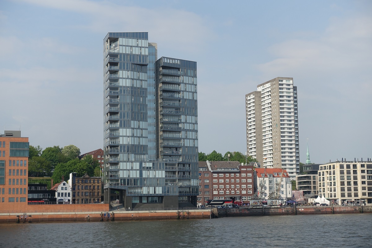 Hamburg-Altona am 30.4.2019: Wohnhaus „Kristall Tower Holzhafen“ an der Großen Elbstraße, errichtet 2011, 72 m hoch, Architekt Kees Christiaanse /