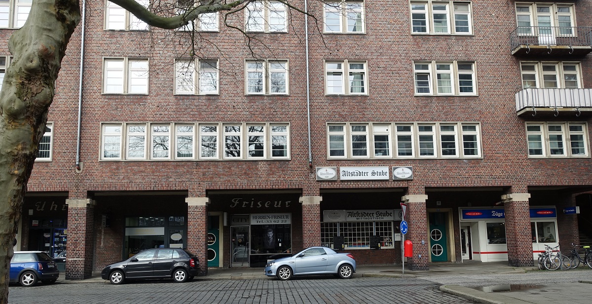Hamburg Altstadt am 29.2.2020: Gebudekomplex Altstdter Hof (Westflgel), erbaut 1936, 233 Wohnungen, knapp 50 Lden / Arkaden der Huser  Altstdter Str. 17 + 19 /