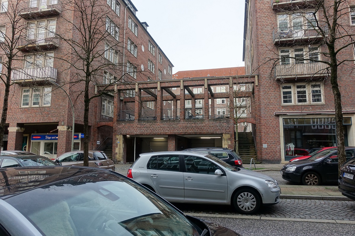 Hamburg Altstadt am 29.2.2020: Gebudekomplex Altstdter Hof (Mitte), erbaut 1936, 233 Wohnungen, knapp 50 Lden / der Durchgang „Altstdter Twiete“ fhrt von der Steinstrae zur Altstdter Strae  /